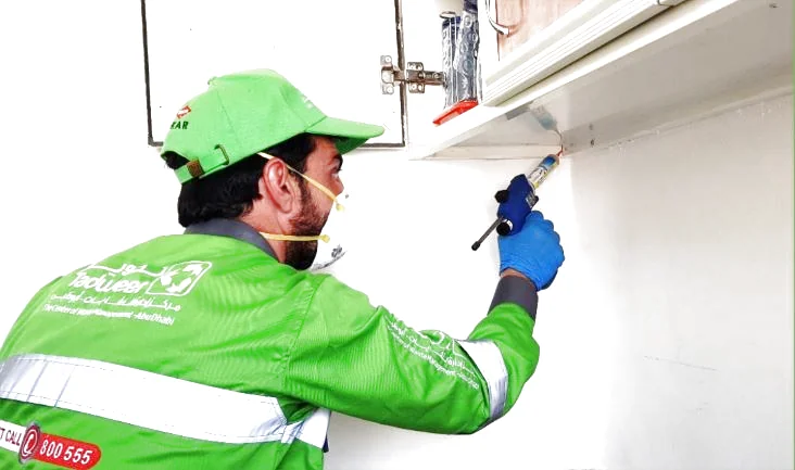 Diệt gián Đức - Bơm gel mặt dưới tủ bếp