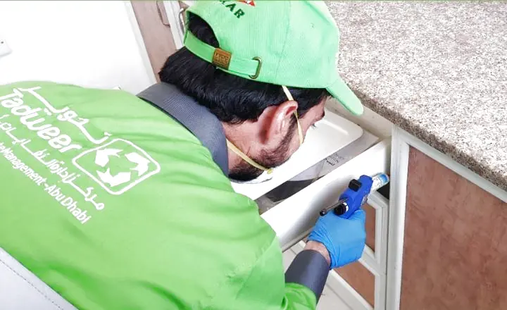 Diệt gián Đức - Bơm gel trong các hộp tủ nhỏ